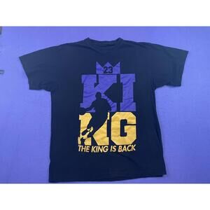 Lebron James The King Is Back Lakers Homage T-Shirt Mens arge Black Purple